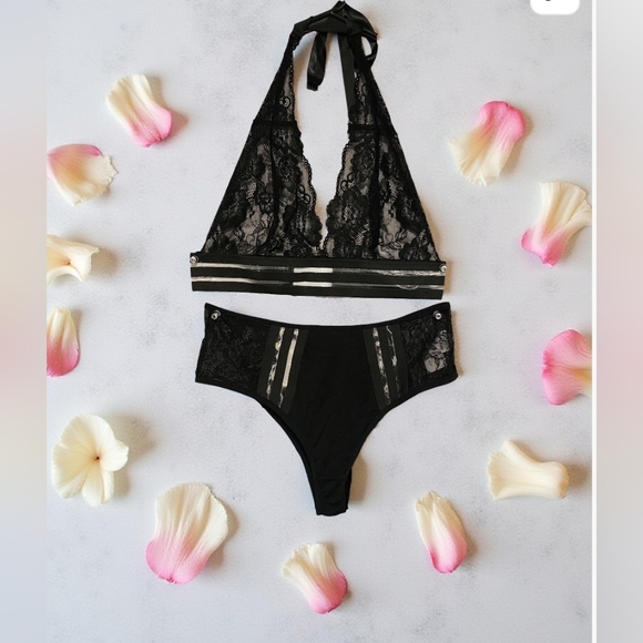 Chic Black Lace Intimates Set - Picture 1 of 3